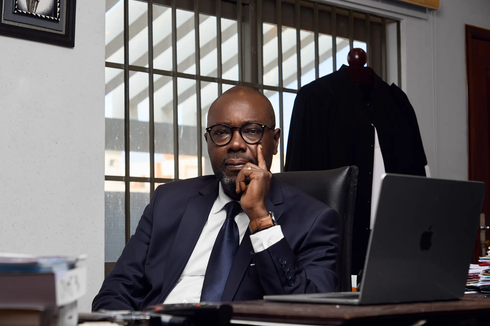 Maître Séraphin NOUDJÉNOUMÉ, avocat au Barreau de Paris, dans son cabinet